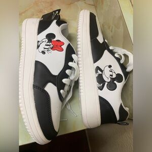 Minnie Mouse count shoes size 6